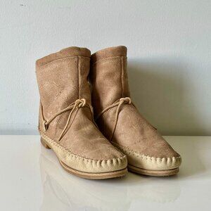 Softmoc Ladies' Beige Leather High-top Moccasins with rubber sole *size 8